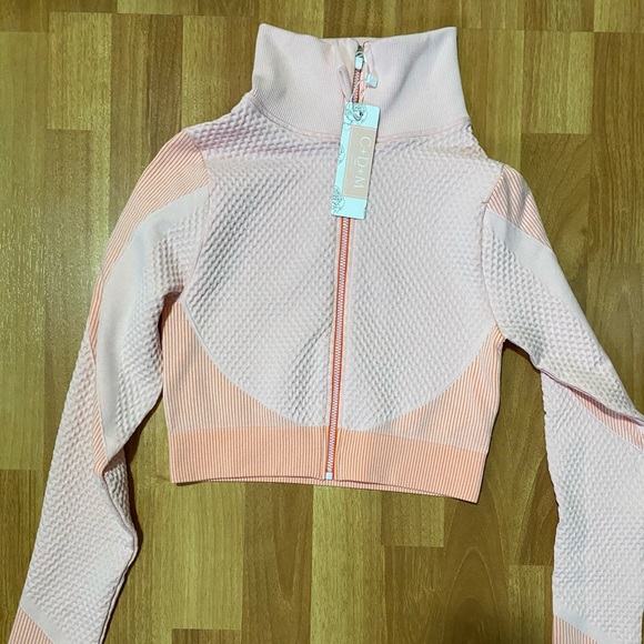 Athletic set includes leggings and top - Picture 2 of 3